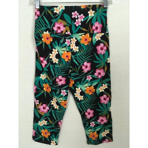 No Boundaries Capri Leggings Size XS Black w Tropical Pink Orange Flowers New - Picture 4 of 14